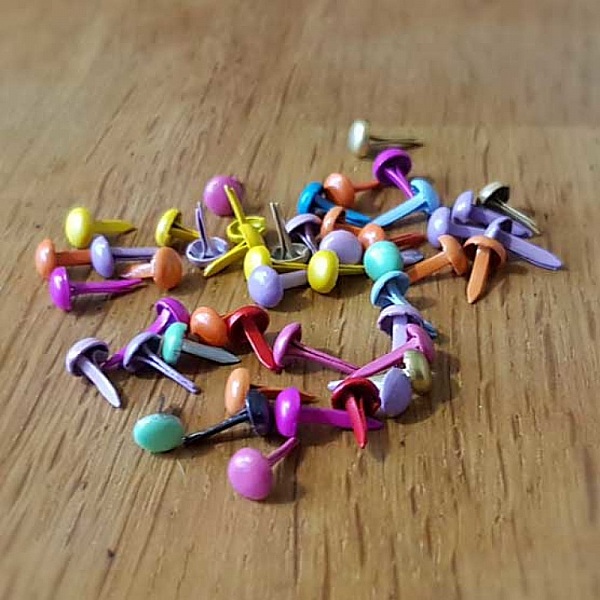 Assortiment de 100 attaches parisiennes rondes et colorées 4 mm.