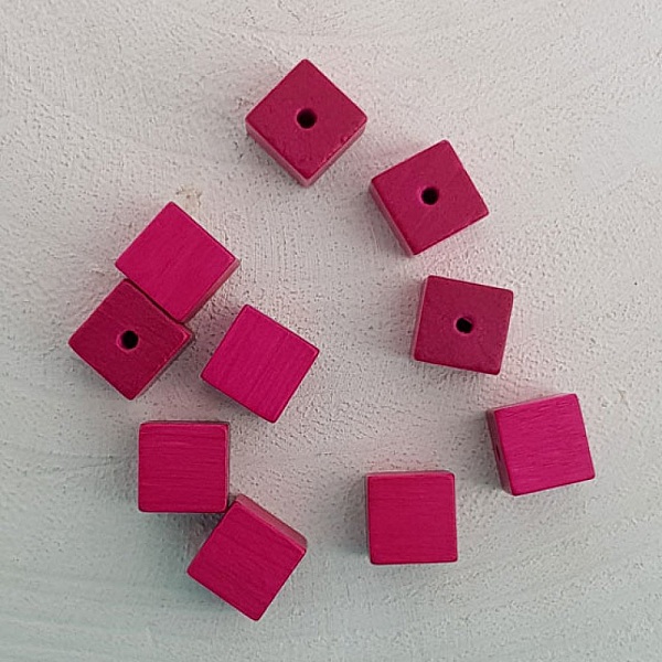 10 Perles Bois Cube / Carr&eacute; 10 mm Fushia
