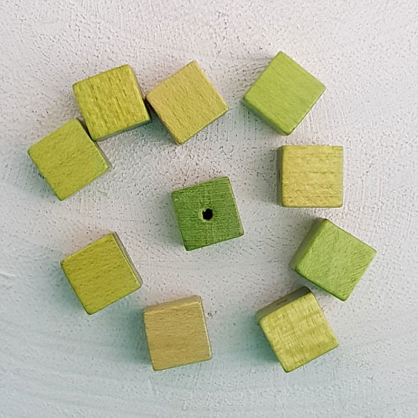 10 Perles Bois Cube / Carr&eacute; 10 mm Vert