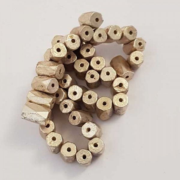 Perles hématite magnétiques cylindriques facettées dorées 6x8 mm.