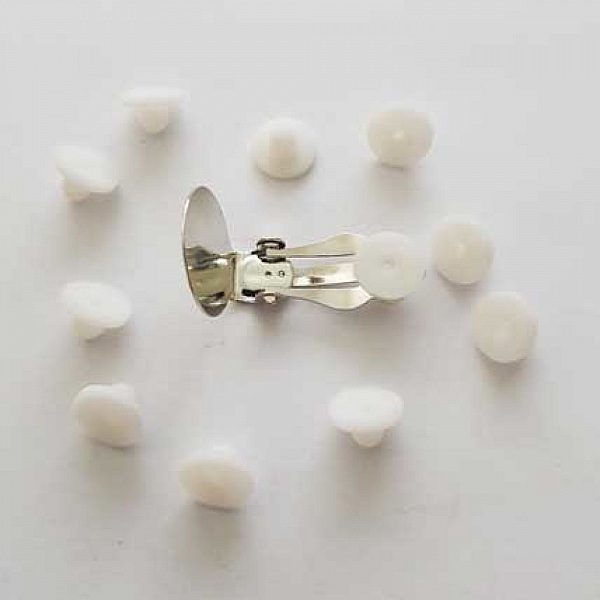 Protections en caoutchouc blanc pour boucles d'oreilles clips.
