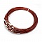 Collier tour de cou rigide en fil câblé rouge foncé.
