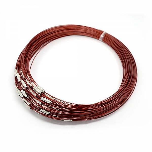 Collier tour de cou rigide en fil câblé rouge foncé.