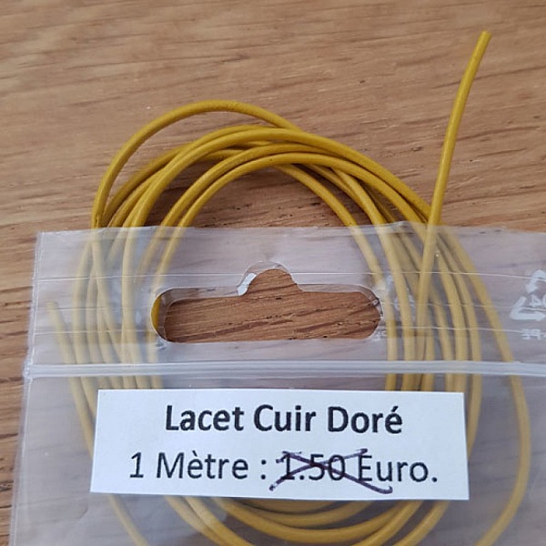 Cordon rond en cuir lisse doré de 1 mm.