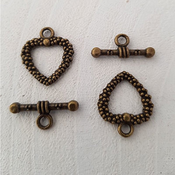 Fermoirs toggle en forme de cœur couleur bronze.