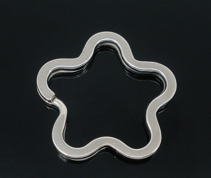 Anneau porte cl&eacute;s forme fleur 34 x 35 mm