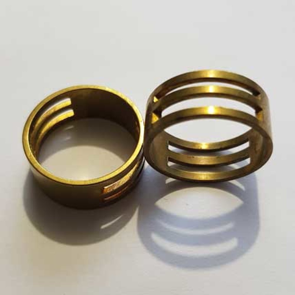 Bague outil dorée pour ouvrir facilement les anneaux.