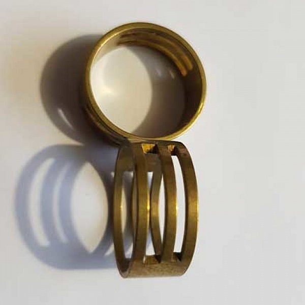 Bague outil en laiton pour ouvrir facilement les anneaux.