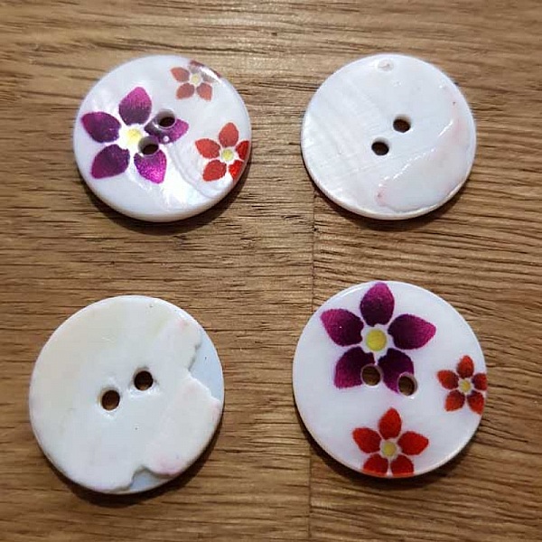 Bouton 2 trous Nacre 23 mm imprim&eacute; N&deg;08