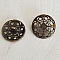 Boutons dorés ronds de 18 mm à motif ajouré.