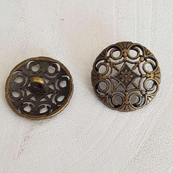 Boutons dorés ronds de 18 mm à motif ajouré.