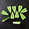 Boutons en bois en forme de cœur vert.