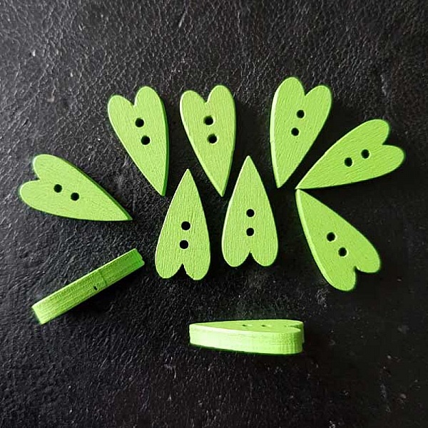 Boutons en bois en forme de cœur vert.