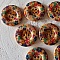 Boutons en bois ronds avec motifs de fleurs colorées.