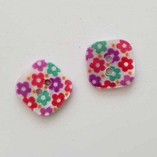 Bouton fantaisie Carr&eacute; &agrave; fleurs 14 mm N&deg;05
