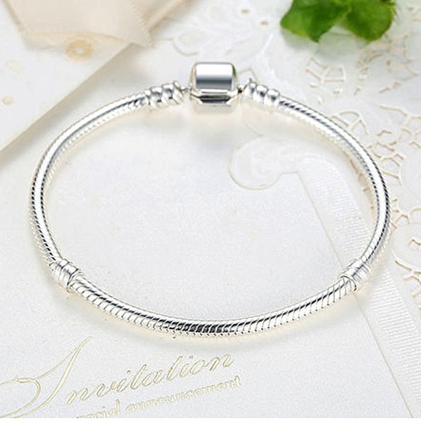 Bracelet en argent 925 avec fermoir clip de 18 cm.