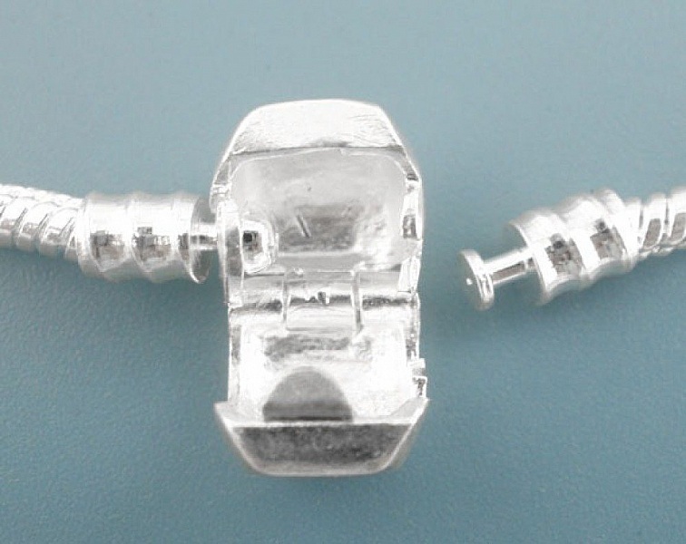 Bracelet européen argent 22cm avec fermoir clip ouvert.
