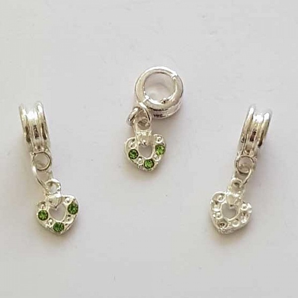 Breloques cœur argentées avec strass verts pour bijoux.