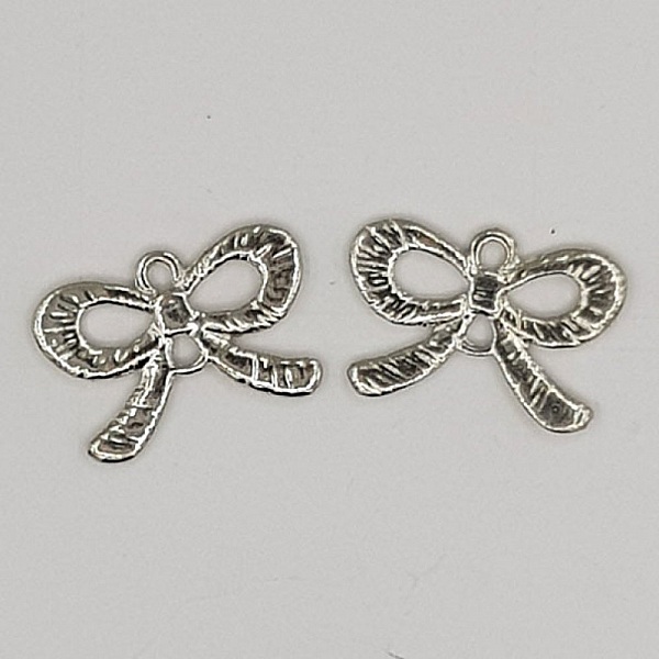 Breloque N&oelig;ud N&deg;23 breloque noeud papillon ruban en m&eacute;tal Argent