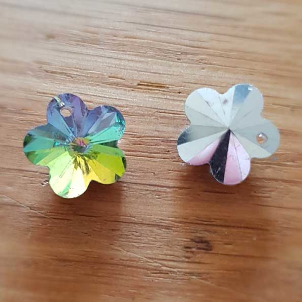 Breloque Pendentif en verre facett&eacute; fleur N&deg;04-02