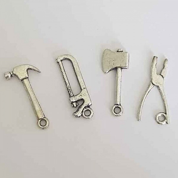Breloques Outils en m&eacute;tal argent&eacute; lot de 4 pi&egrave;ces.