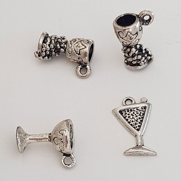 Breloques Verre N&deg;03 Lot de 4 Pi&egrave;ces.