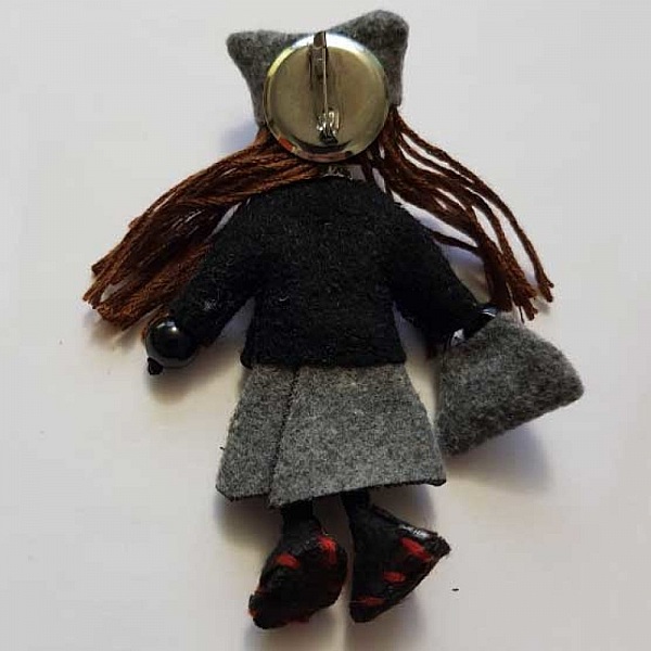 Broche avec poup&eacute;e en laine grise