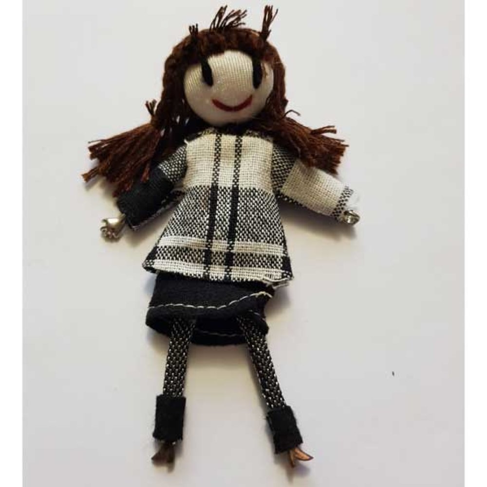 Broche avec poup&eacute;e en tissu noir et blanc