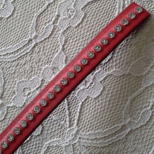 Bracelet en cuir rouge 10 mm avec strass Swarovski.