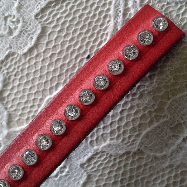 Lanière en cuir rouge avec strass Swarovski 10 mm.