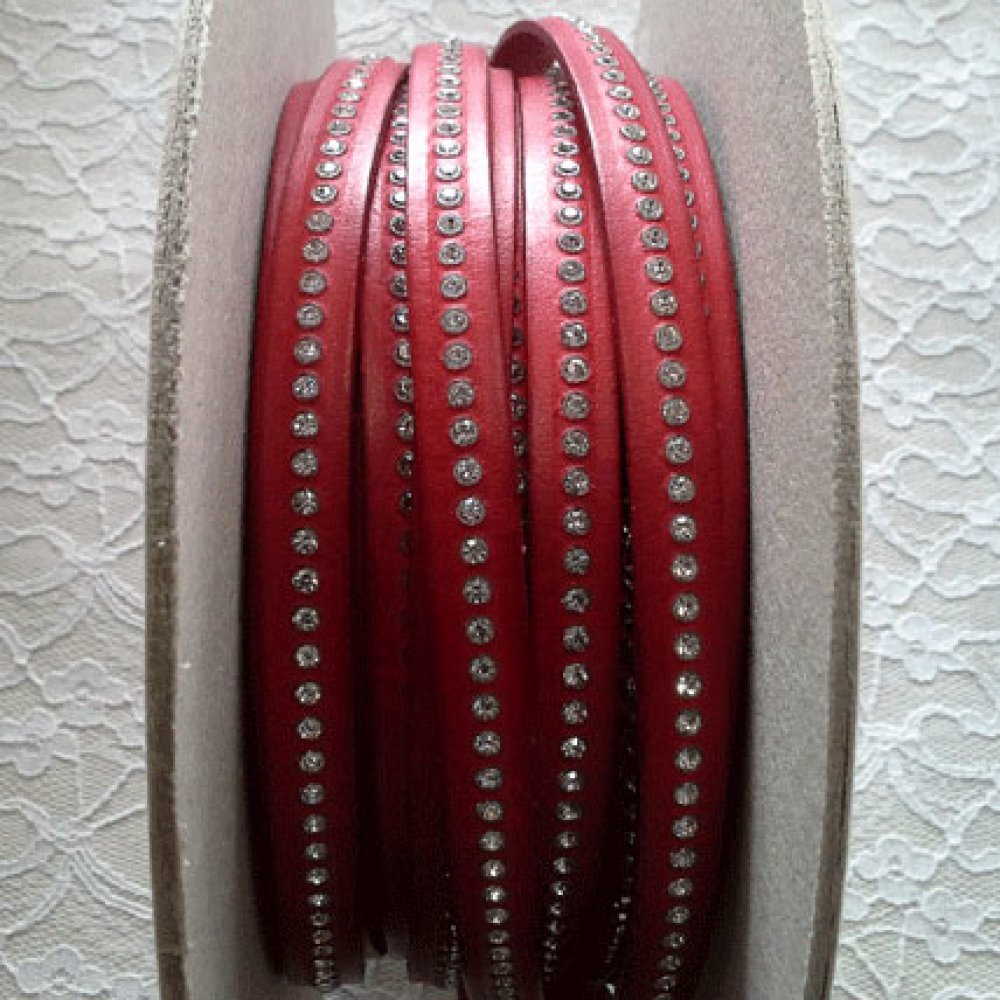 Lanière en cuir rouge 10 mm avec strass Swarovski.