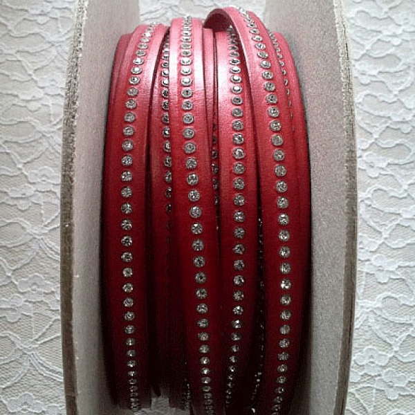 Lanière en cuir rouge 10 mm avec strass Swarovski.
