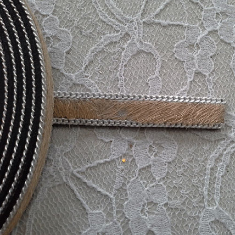 Cuir Plat Veau Beige 10 mm par 20 cm peau et cha&icirc;ne