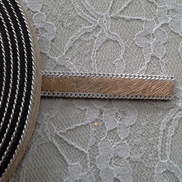 Cuir Plat Veau Beige 10 mm par 20 cm peau et cha&icirc;ne