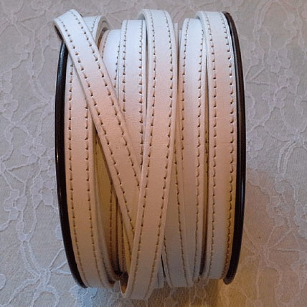 Cuir Plat Veau Blanc 10 mm par 20 cm Cousu 2 fils blanc