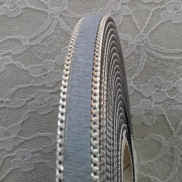 Cuir Plat Veau Gris 10 mm par 20 cm peau et cha&icirc;ne
