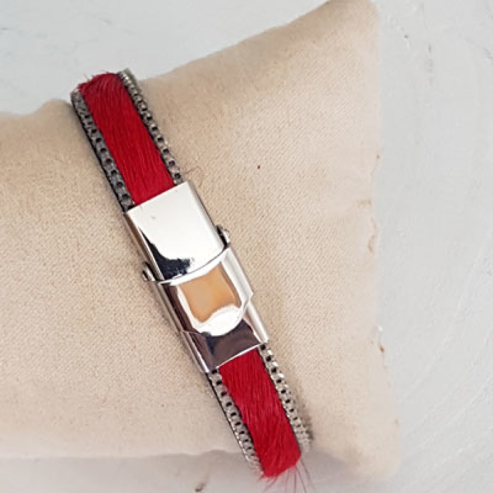 Bracelet en cuir de veau rouge avec chaîne argentée.