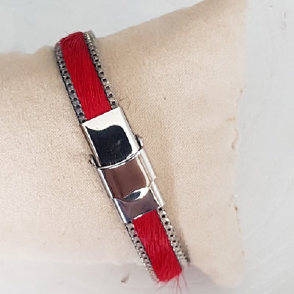 Bracelet en cuir de veau rouge avec chaîne métallique.