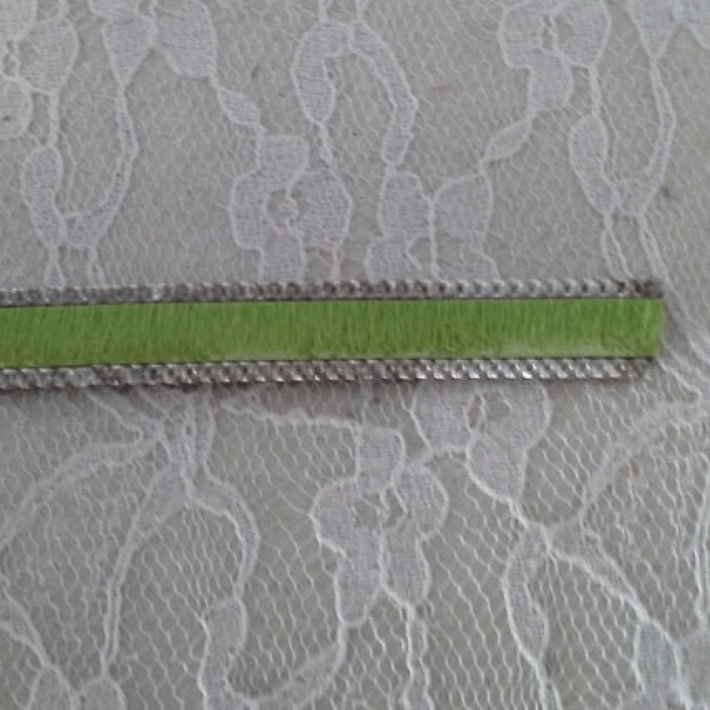 Cuir Plat Veau Vert Anis 10 mm par 20 cm peau et cha&icirc;ne