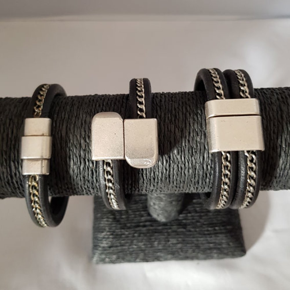 Cuir R&eacute;galiz Noir de 10 mm avec cha&icirc;ne Dor&eacute; par 20 cm