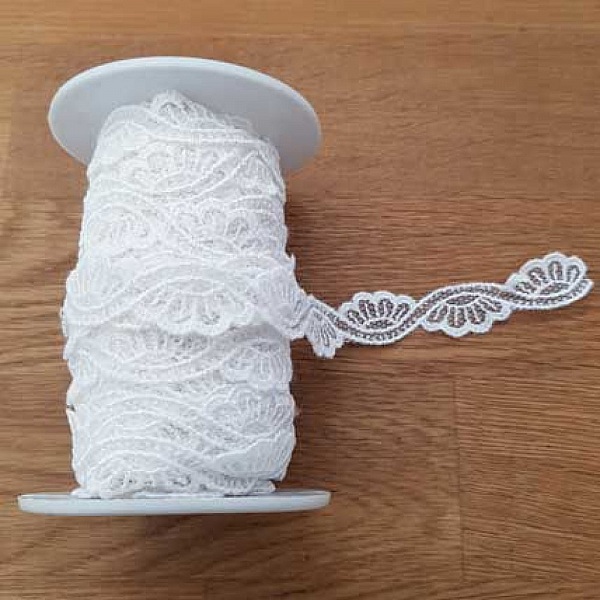 Bobine de ruban dentelle blanc motif vague et fleur 16mm.