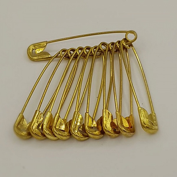Dix épingles de sûreté dorées de 55 mm.