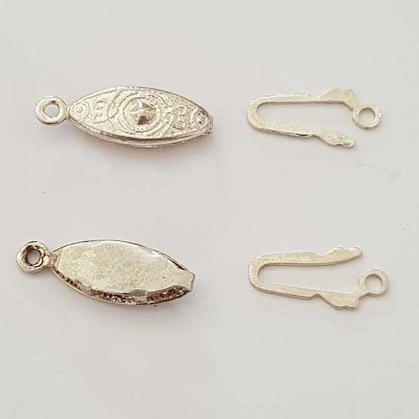 Fermoir ovale classique en argent pour bijoux.