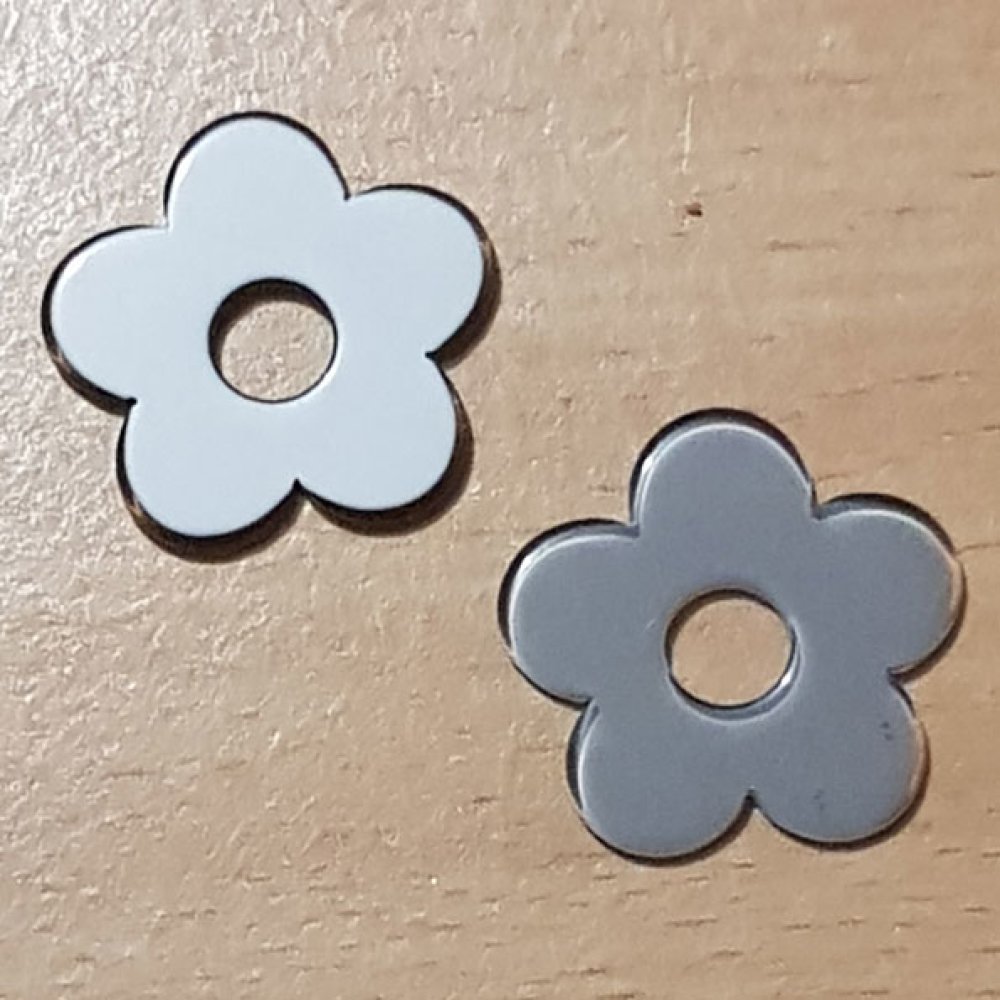 Deux fleurs synthétiques grises de 27 mm pour couture.