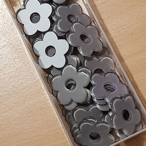 Fleurs synthétiques grises de 27 mm dans une boîte.