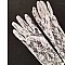 Gants de mariage élégants en dentelle blanche délicate.