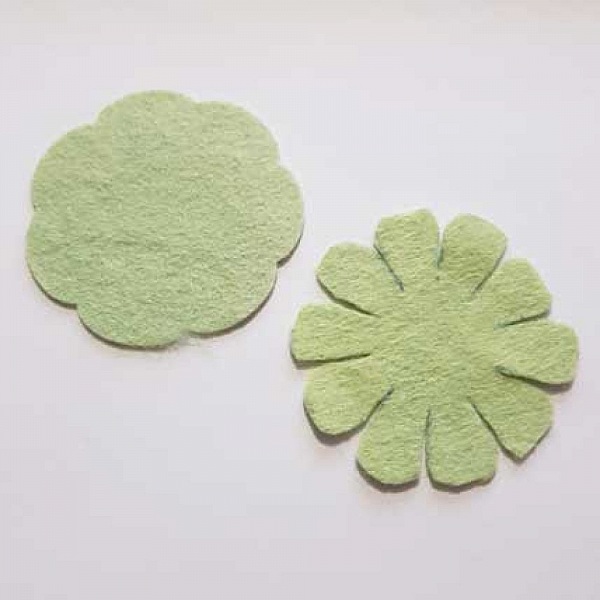 Jolie petite fleur en Feutrine 60 mm et 65 mm N&deg;11-13 x 2 pi&egrave;ces