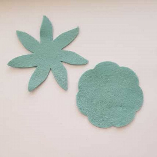 Jolie petite fleur en Feutrine 65 mm et 80 mm N&deg;15-17 x 2 pi&egrave;ces