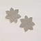 Deux petites fleurs grises en feutrine de 36 mm.