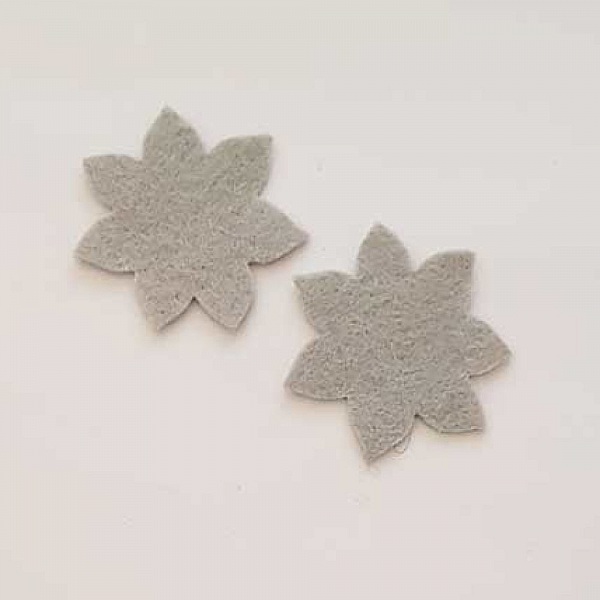 Deux petites fleurs grises en feutrine de 36 mm.